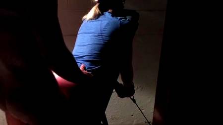 Трахает раком девушку в обездвиженном состоянии