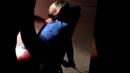 Трахает раком девушку в обездвиженном состоянии