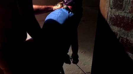 Трахает раком девушку в обездвиженном состоянии