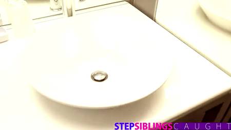 Трахает в душе девушку которая хочет получить камшот