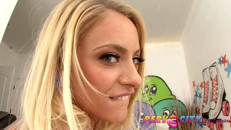 Оттраханная в задницу блондинка получила в рот смачный камшот