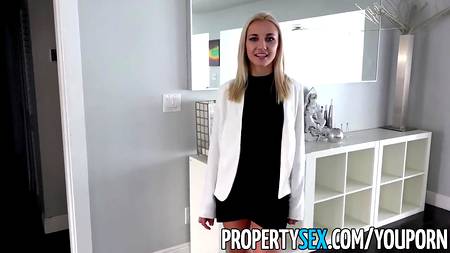Белокурая риелторша высасывает из клиента всю сперму