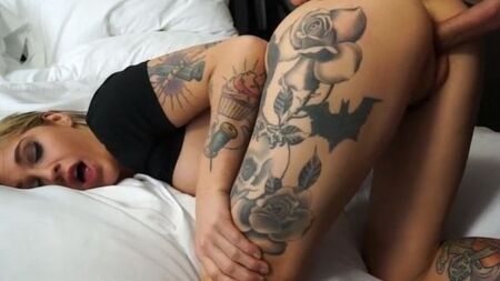 Чувак обильно обкончал милое личико отсосавшей девице в тату