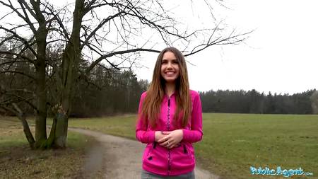 Мужик ебет в лесу молодую телочку и кончает ей в рот