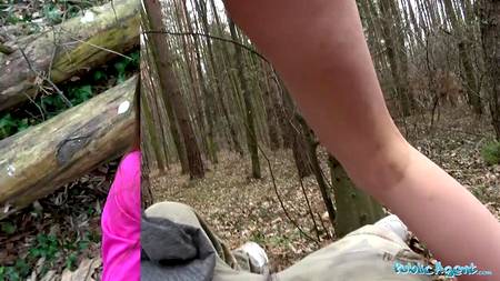 Мужик ебет в лесу молодую телочку и кончает ей в рот