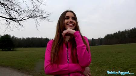 Мужик ебет в лесу молодую телочку и кончает ей в рот