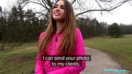 Мужик ебет в лесу молодую телочку и кончает ей в рот