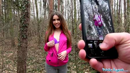 Мужик ебет в лесу молодую телочку и кончает ей в рот