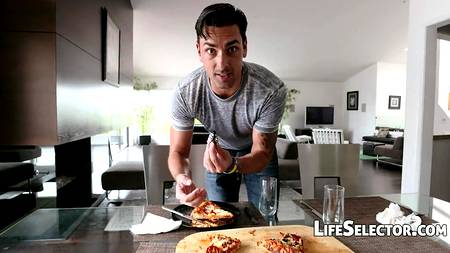 Миниатюрная блондинка воплощает все желания парня