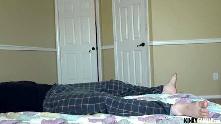 Парень вдул худенькую телку от первого лица и кончил ей на лицо