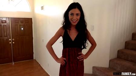 Парень вдул худенькую телку от первого лица и кончил ей на лицо