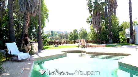 Рыжеволосая девка сладко оргазмирует на огромном пенисе кобеля