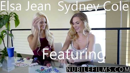 Узкие щёлки молодых девушек доставляют парню незабываемый кайф