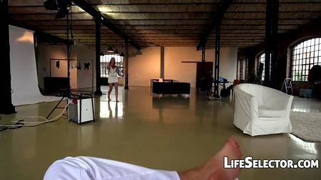 Утренний секс начался с возбуждающего массажа