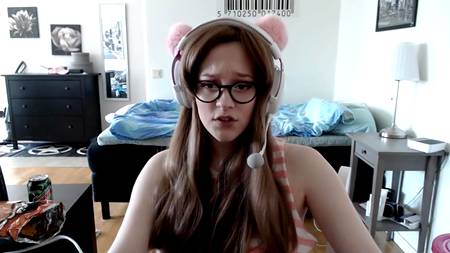 Молодая косплейщица трахает себя дилдо перед веб-камерой