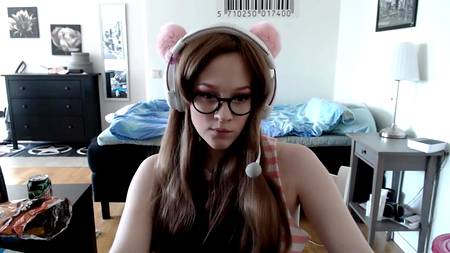 Молодая косплейщица трахает себя дилдо перед веб-камерой