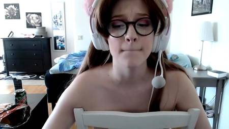 Молодая косплейщица трахает себя дилдо перед веб-камерой