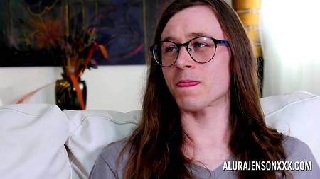 Грудастые милфы воплощают желания волосатого пацана в групповом сексе