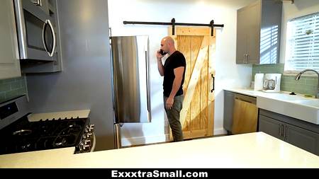 Паренек вдул нюхавшею его трусы миниатюрную блондинку