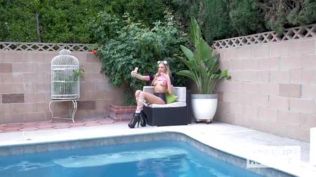 Сквиртующая блондинка отдалась по хардкору опытному любовнику