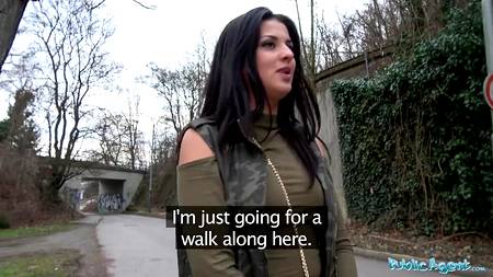 Молодая цыпочка отрабатывает пиздой деньги ненасытного порно агента