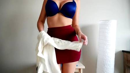 Сисястая краля нежно мастурбирует перед направленной на нее вебкой