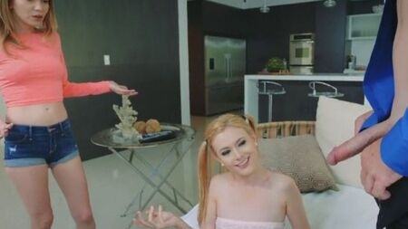 Уверенно оттрахал двух сучек и кончил им на мордашки