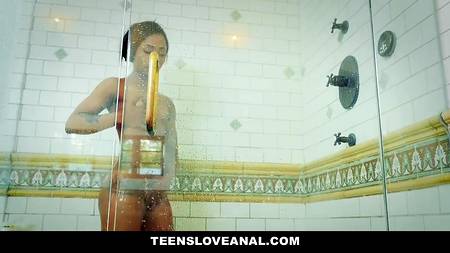 Белый парень выебал жопастую негритоску в три дырки