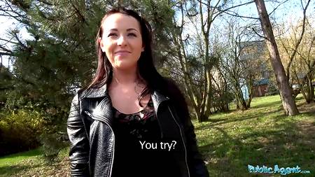 Порно агент ебет на улице и в автомобиле зачетную телку