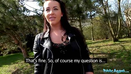 Порно агент ебет на улице и в автомобиле зачетную телку