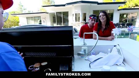 Оттраханные на природе сучки заслужили окончание им на лицо