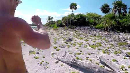 Johnny Sins ебет на курорте жопастую блонду с узенькой вагиной