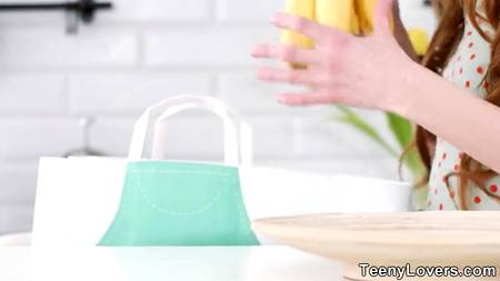 Красиво отымел белокурую подругу и мощно кончил ей на попку