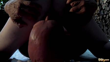 Старый дед ублажает на природе молодых девчонок