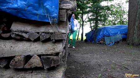 Старый дед ублажает на природе молодых девчонок