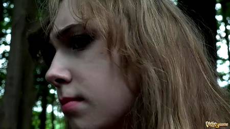 Старый дед ублажает на природе молодых девчонок