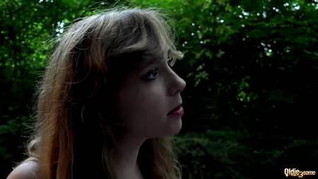 Старый дед ублажает на природе молодых девчонок