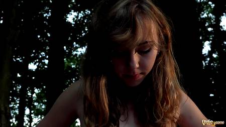 Старый дед ублажает на природе молодых девчонок