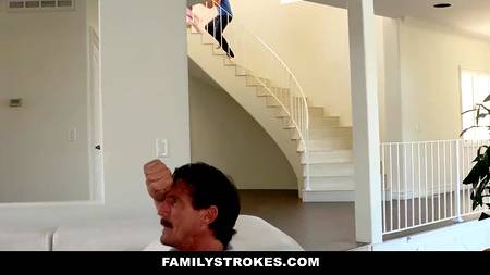 Худенькая блондинка изменяет мужу с его мускулистым другом