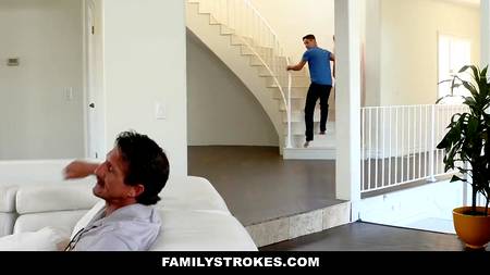 Худенькая блондинка изменяет мужу с его мускулистым другом