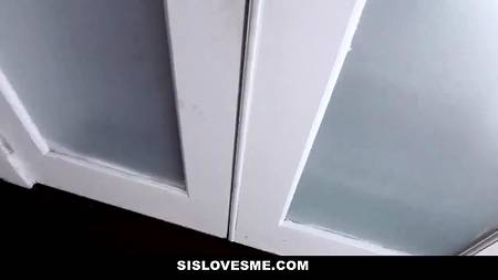 Ухажер соблазнил девушку на секс показав ей большой хуй