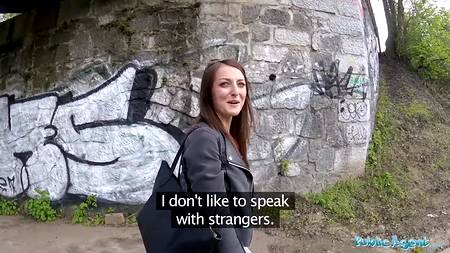 Порно агент запикапил на улице телку готовую отдаться