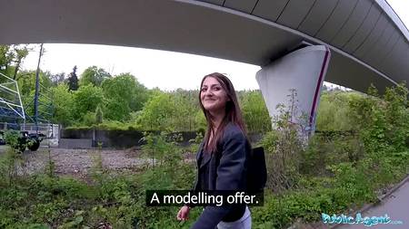 Порно агент запикапил на улице телку готовую отдаться