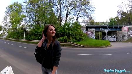 Порно агент запикапил на улице телку готовую отдаться