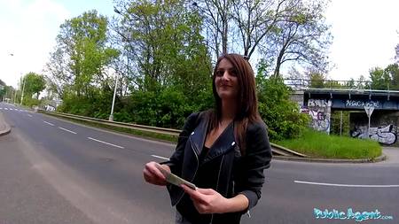 Порно агент запикапил на улице телку готовую отдаться