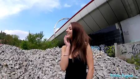 Порно агент запикапил на улице телку готовую отдаться