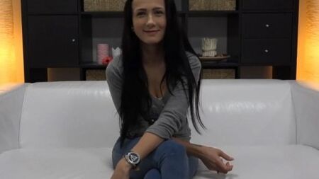 Молодая сучка оргазмирует от первого анального секса на кастинге