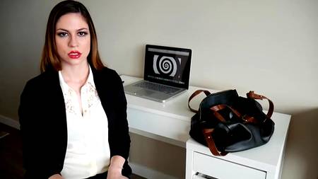 Сисястая брюнетка сосет большой хуй прямо на работе