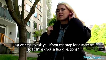 Горячая студентка подрабатывает пиздой в подворотне