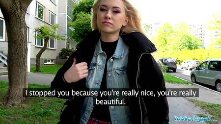 Горячая студентка подрабатывает пиздой в подворотне